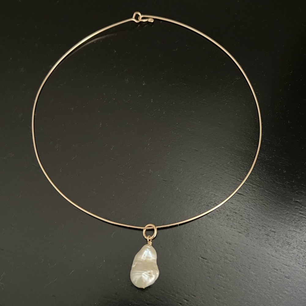 Gold choker with pearl